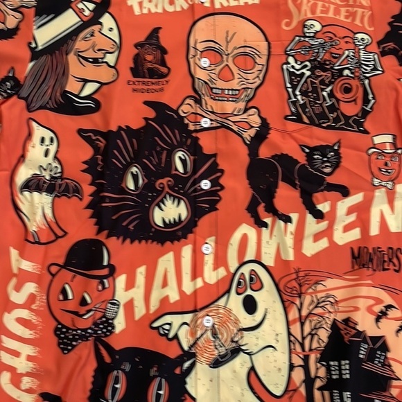 πMEN'S Halloween graphic print, Button down short Sleeve Shirt, size (L) - Picture 4 of 6